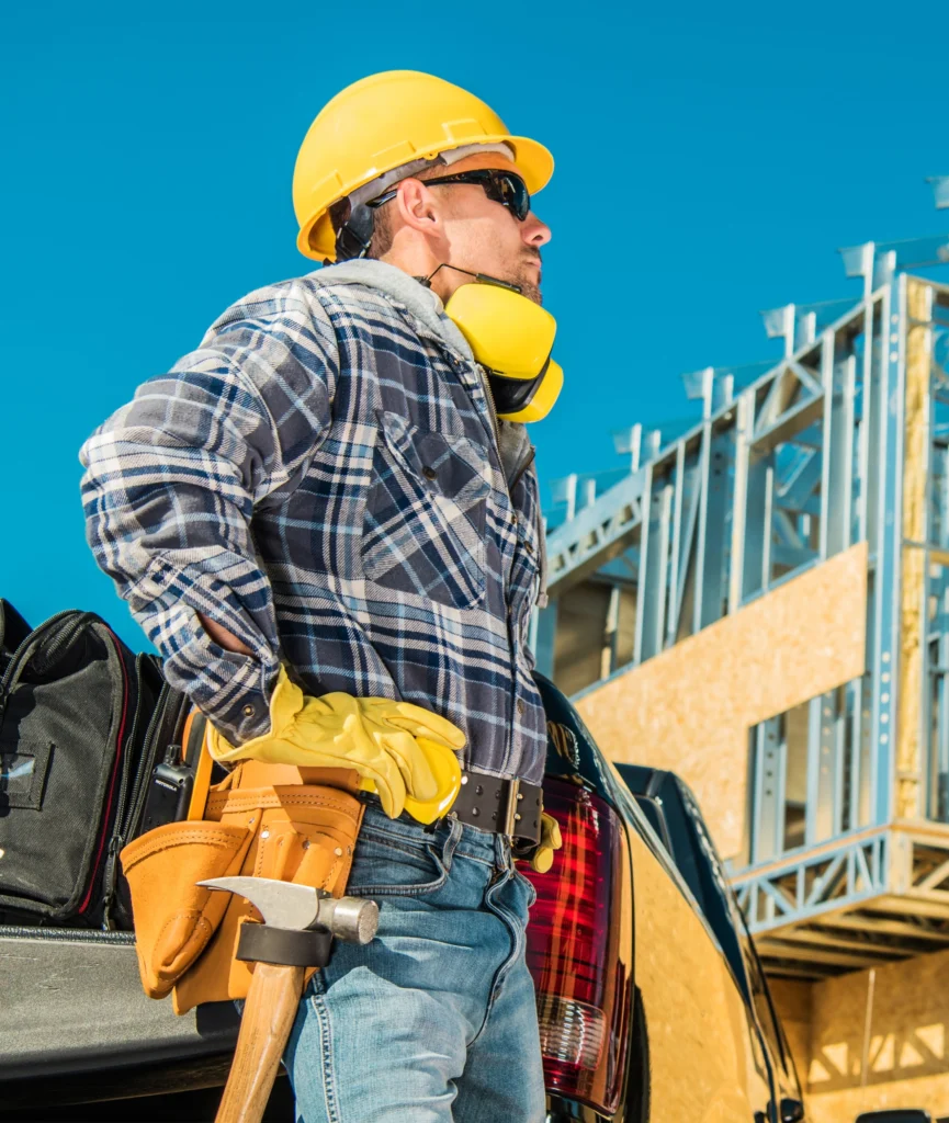 Imagen de un constructor viendo una estructura de steel framing