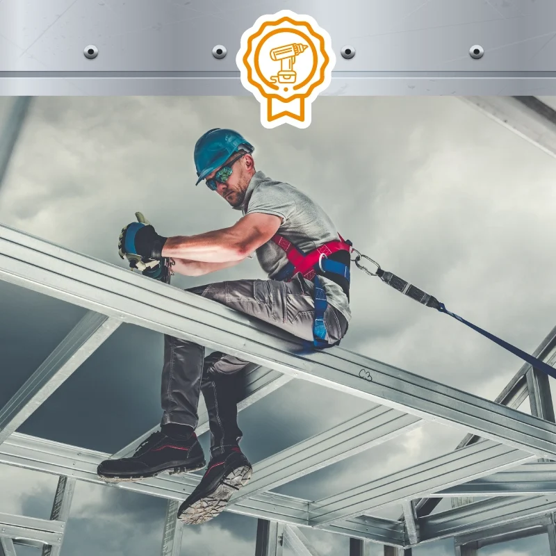 Hombre construyendo con nuestros servicios de steel framing